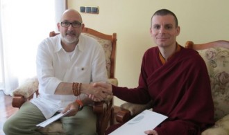 El presidente de Fundación Phi, D. Félix Balboa y el Venerable Lama Rinchen Gyaltsen, residente del Centro Internacional de Enseñanzas Budistas de Pedreguer (Alicante), Sede de Su Santidad el Sakya Trizin (Fundación Sakya)